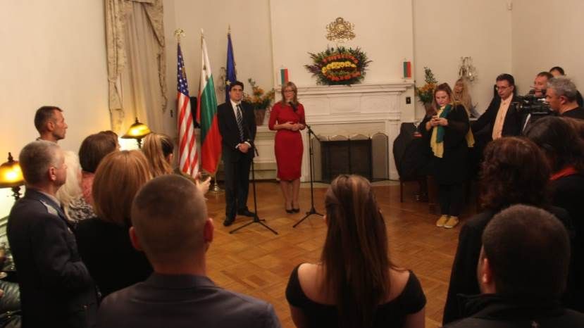 Захариева: Важно е българите в чужбина да започнат да се връщат в страната ни