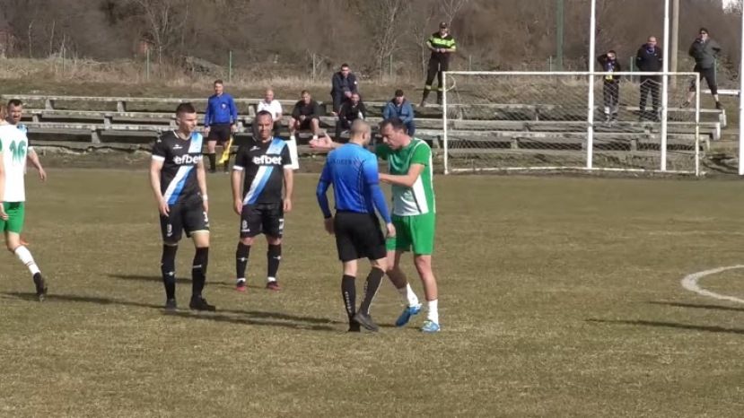 В Болгарии игроки во время матча дали пощечину судье и выгнали его с поля