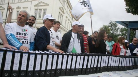 Над 220 000 подписа с искане за референдум за еврото внасят в НС от партия "Възраждане"