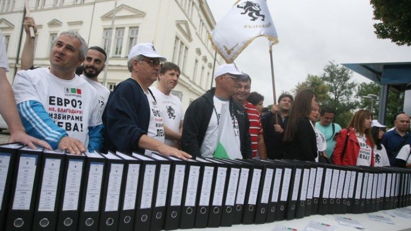 В Болгарии собрали более 200 тыс. подписей за проведение референдума о введении евро