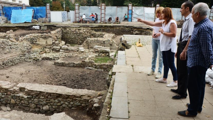При ремонте тротуара в центре Софии обнаружили позднеантичную гробницу