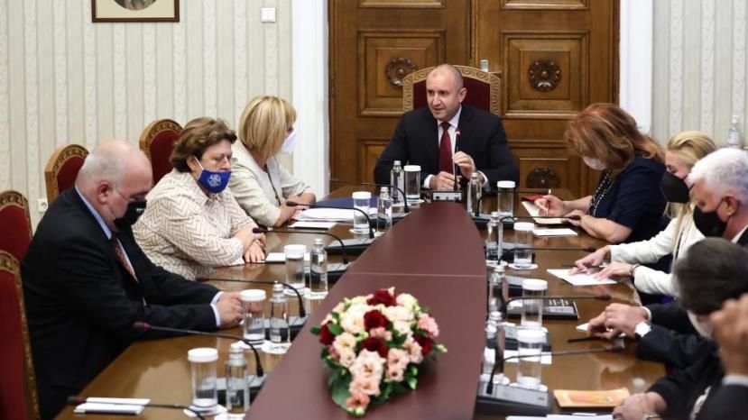Президент Болгарии завершил второй раунд консультаций о формировании правительства страны