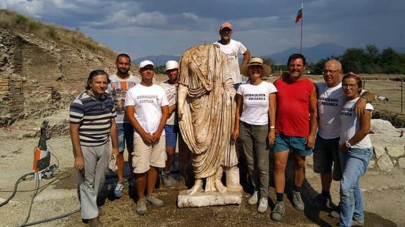 Болгарские археологи обнаружили уникальную каменную статую