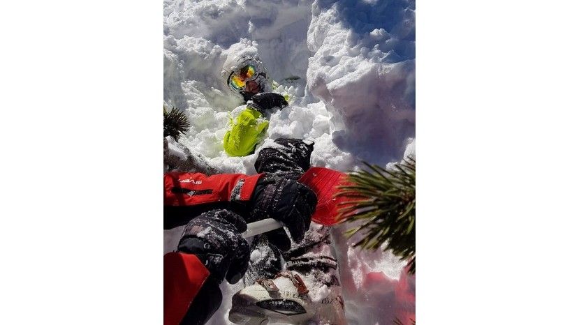 В Болгарии спасли российского туриста, попавшего под снежную лавину