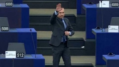 Европарламент осудил болгарского евродепутата за "нацистское приветствие"