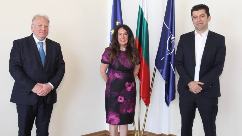 Министрите на външните работи и на икономиката Светлан Стоев и Кирил Петков се срещнаха с посланика на САЩ Херо Мустафа