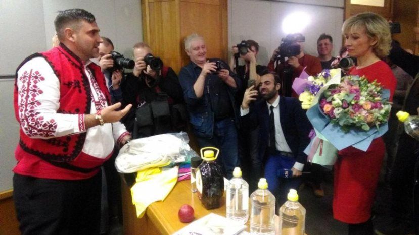 Болгарский журналист сделал Марии Захаровой необычный подарок к 8 Марта