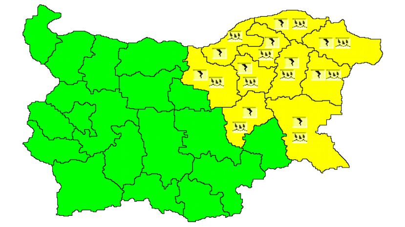 Жълт код за интензивни валежи и градушки е в сила за 10 области на страната