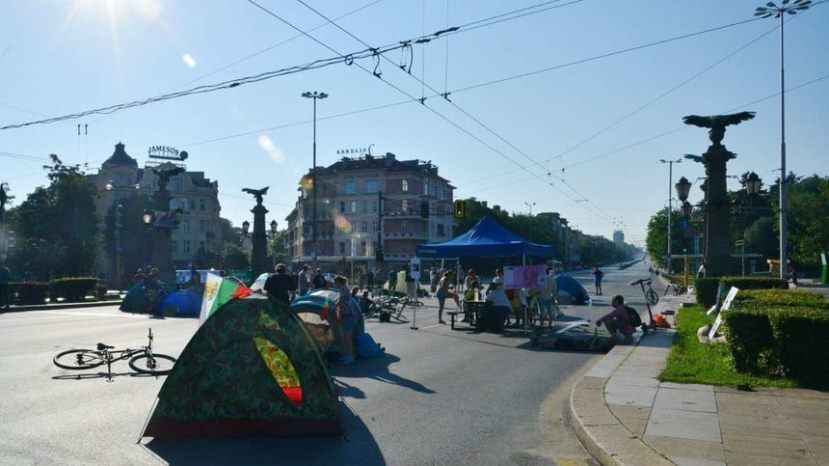 В центре Софии протестующие заблокировали движение транспорта