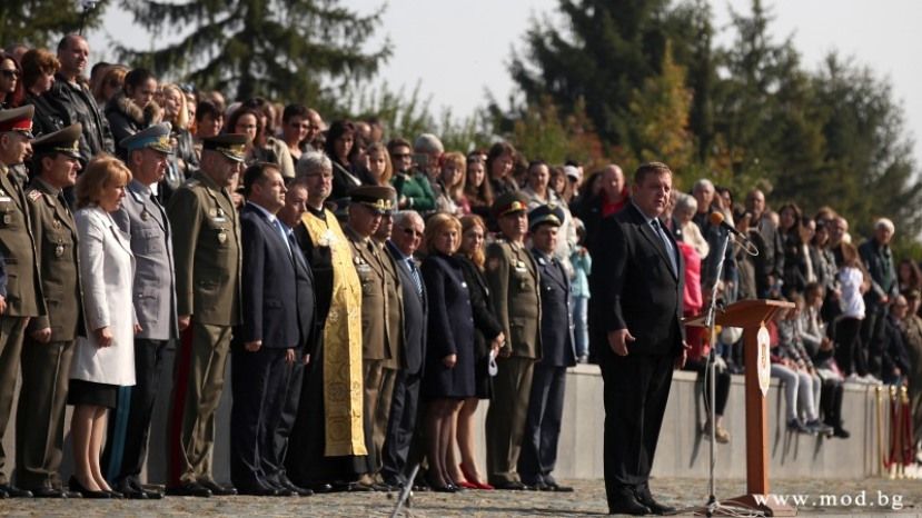 Министр обороны: Недокомплект Болгарской армии - около 5500 человек