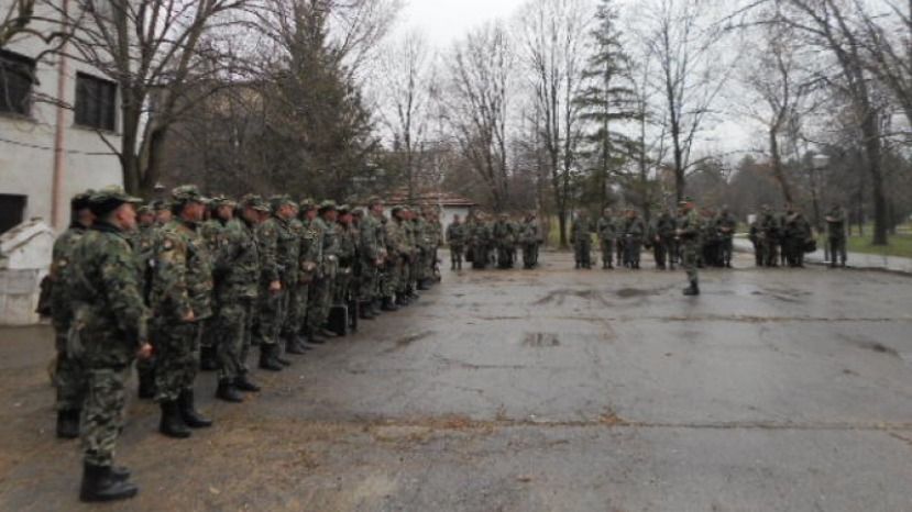 Български и американски военнослужещи повишават подготовката си в съвместно ротно тактическо учение на учебен полигон „Ново село“