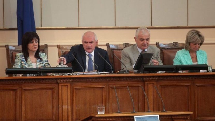 Новый парламентский сезон в Болгарии начался обещаниями о борьбе с коррупцией и бедностью
