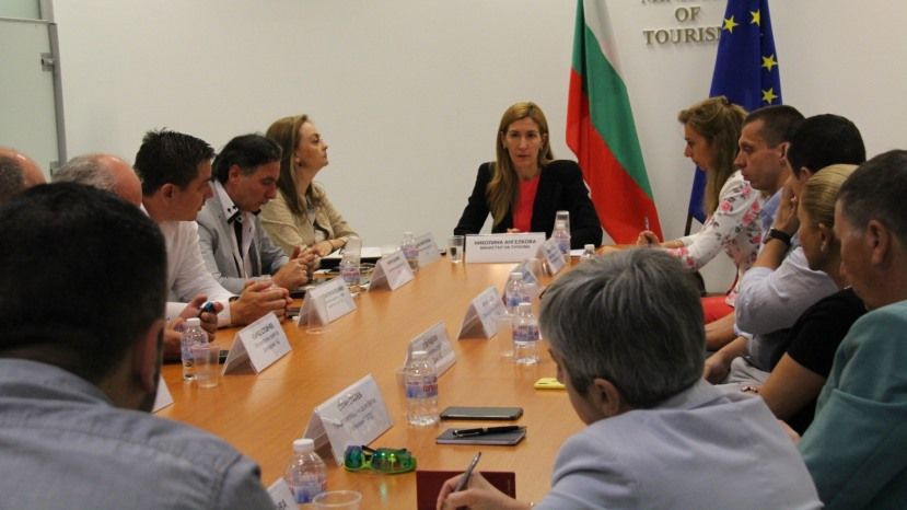 Министър Ангелкова се срещна с представители на Управителния съвет на Националния борд по туризъм, планирани са дискусии с всички от бранша