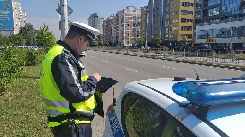 Министр МВД Болгарии запретил дорожным полицейским прятаться в кустах