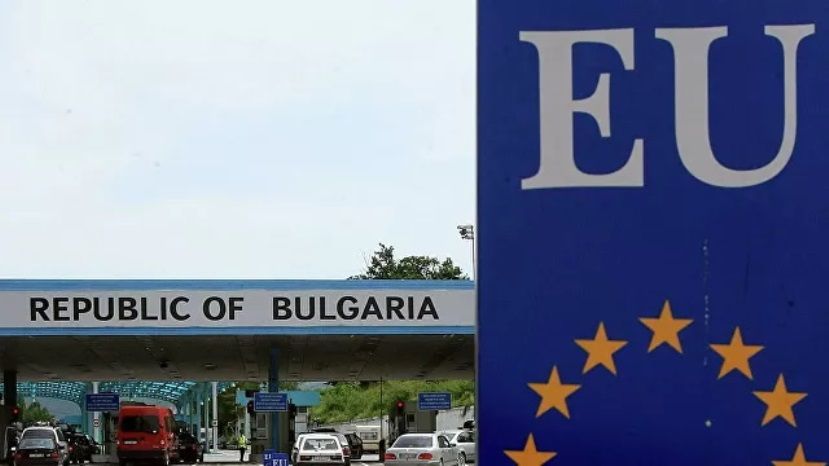 РИА Новости: Болгария отправит несколько сотен военных охранять границы от мигрантов