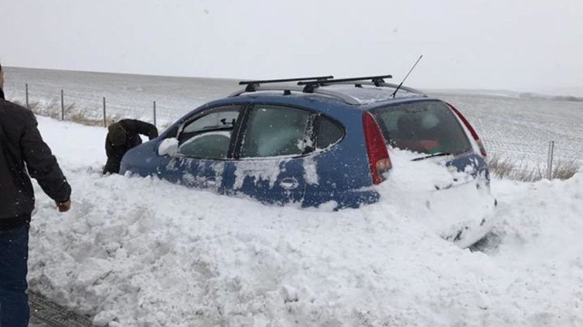 Из-за снегопада в пяти областях Болгарии закрыты дороги