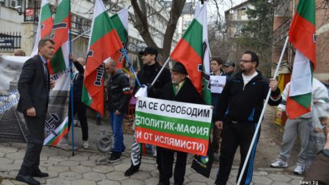 Протестующие перед посольством Германии в Софии призвали судить Меркель