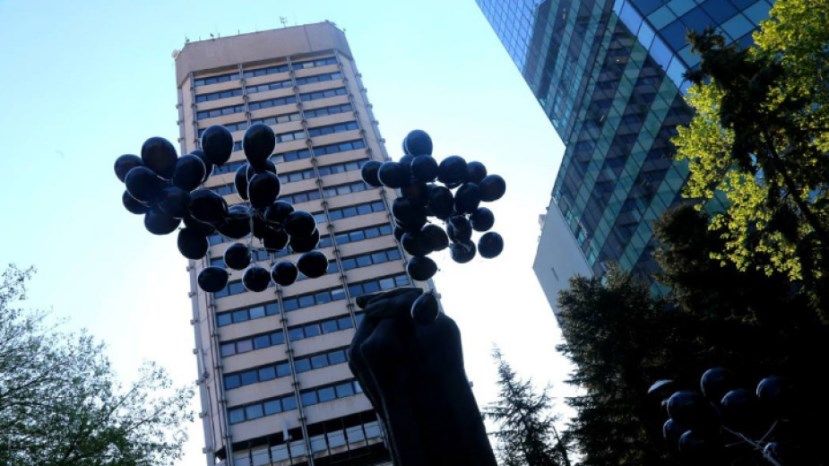 92 черных воздушных шара в память о погибших на рабочем месте