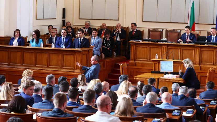 Парламент Болгарии проголосовал за вотум недоверия правительству Петкова