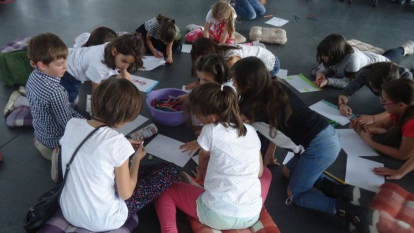 Деца рисуват своите права, докато се учат на толерантност