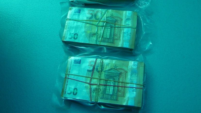 Гранични полицаи задържаха шофьор с 290 000 евро на ГКПП Калотина