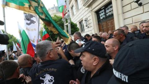 Протестующие попытались снять украинский флаг со здания мэрии Софии
