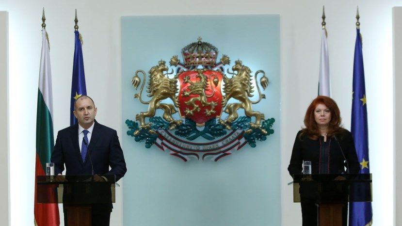 Президент Болгарии призвал снять «розовые очки»