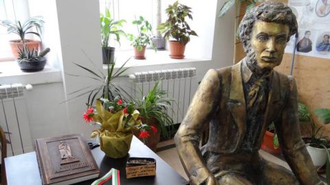 В софийской школе имени А.С. Пушкина открыли памятник русскому поэту