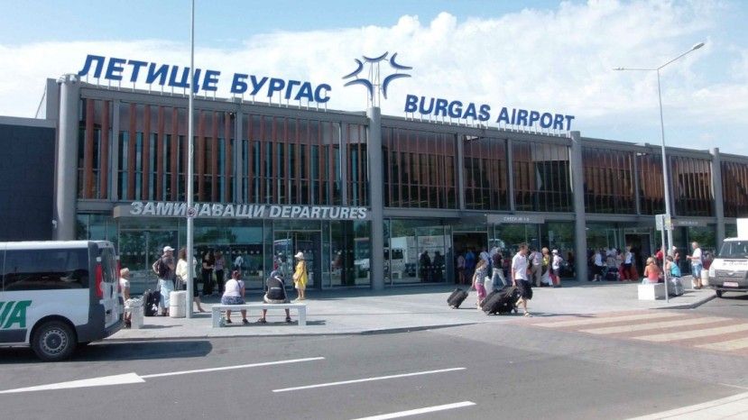 В Бургасе пассажирский самолет выкатился за полосу при посадке