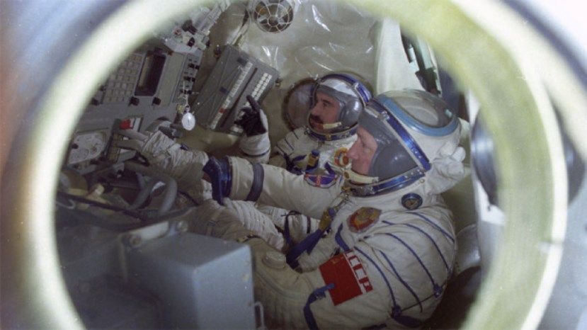 В Болгарии отмечают 40-летие со дня полета первого болгарского космонавта
