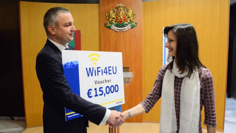 Мария Габриел връчи ваучер на кмета Иван Портних за безплатен интернет WIFI4EU