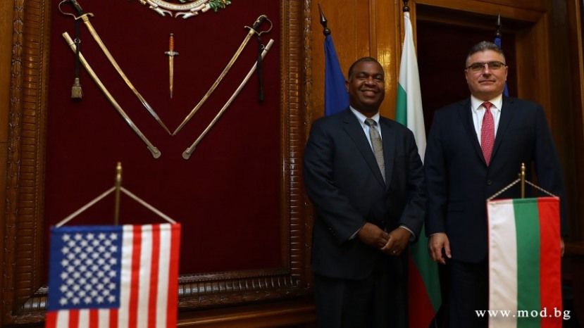 Министър Георги Панайотов и заместник-помощник секретарят по отбраната на САЩ Спенсър Бойър обсъдиха въпроси за стратегическото партньорство