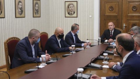 Радев vs службите: Кой е виновен за насилието на протестите