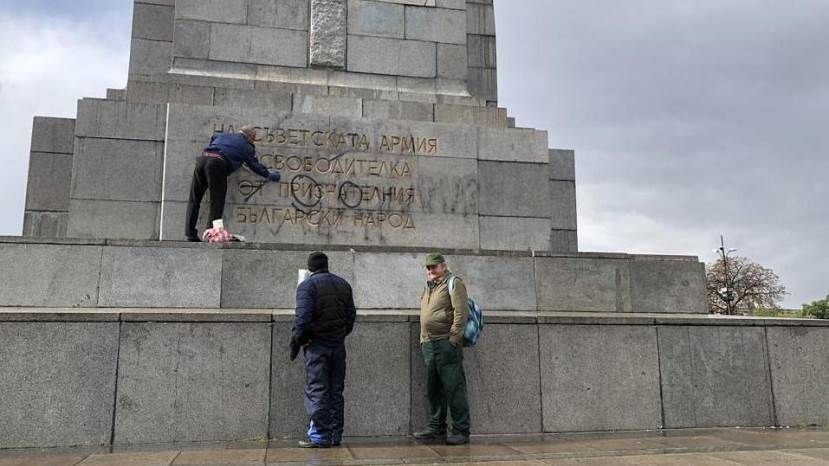 ТАСС: В Софии вандалы осквернили памятник Советской Армии