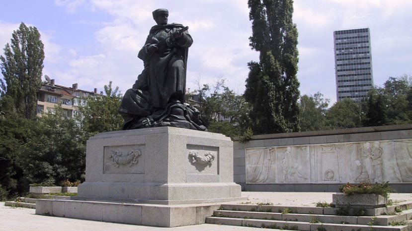 ТАСС: В Болгарии осудили предложение мэра столичного района убрать памятник советским воинам