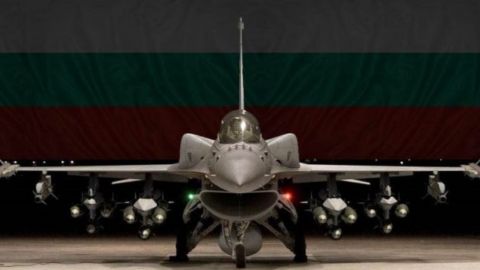 РГ: НАТО вынудил Болгарию купить F-16 и не дал средства на возведение ВПП
