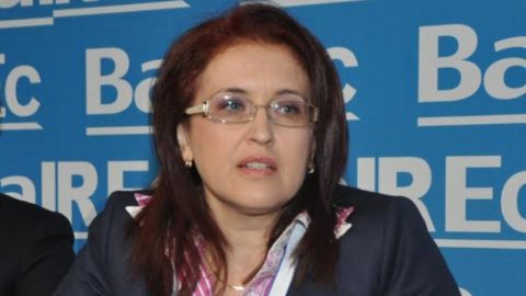 Мая Алексова