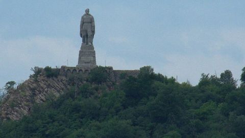 Посольство РФ потребовало расследовать осквернение памятника "Алеша" в Болгарии