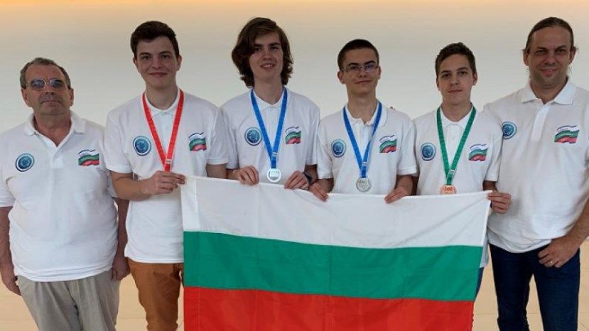 Болгарские школьники завоевали четыре медали на Международной олимпиаде по информатике в Баку