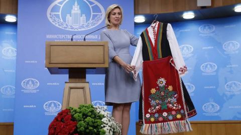 Любимый подарок представителя МИД РФ – национальный костюм Болгарии
