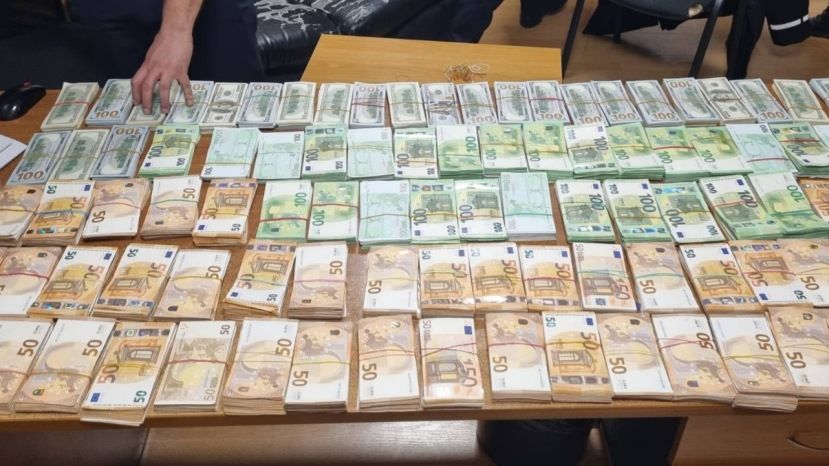Контрабандна валута за рекордните 1,5 млн.лв. задържаха на ГКПП Лесово