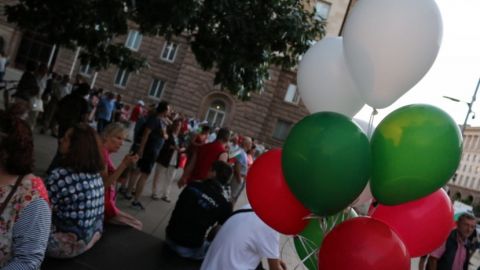 В Болгарии отметили 50-й день антиправительственных протестов запуском воздушных шаров