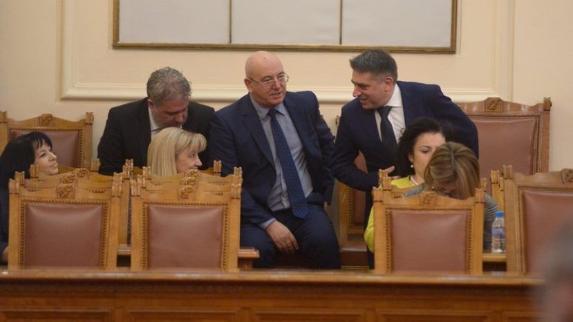 Парламент Болгарии отклонил вотум недоверия правительству