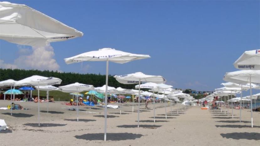 Шезлонги и зонтики на болгарских пляжах в среднем стоят по 5 левов в день