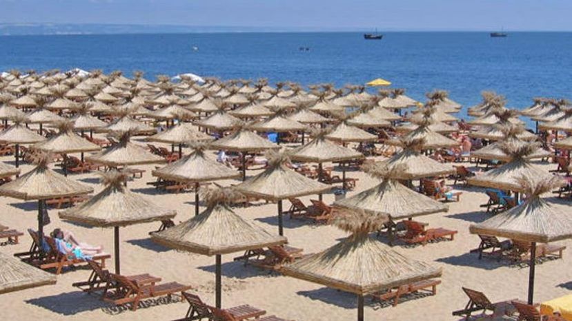 Этим летом на 25 болгарских пляжах шезлонги и зонты будут бесплатными