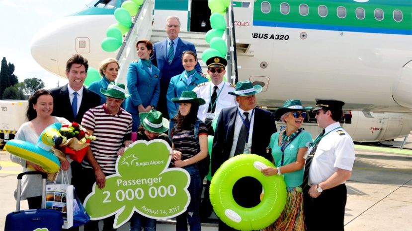 Посрещнаха двумилионния пътник на Летище - Бургас със зелени детелини