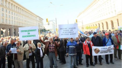 В Болгарии пенсионеры требуют перерасчета пенсий