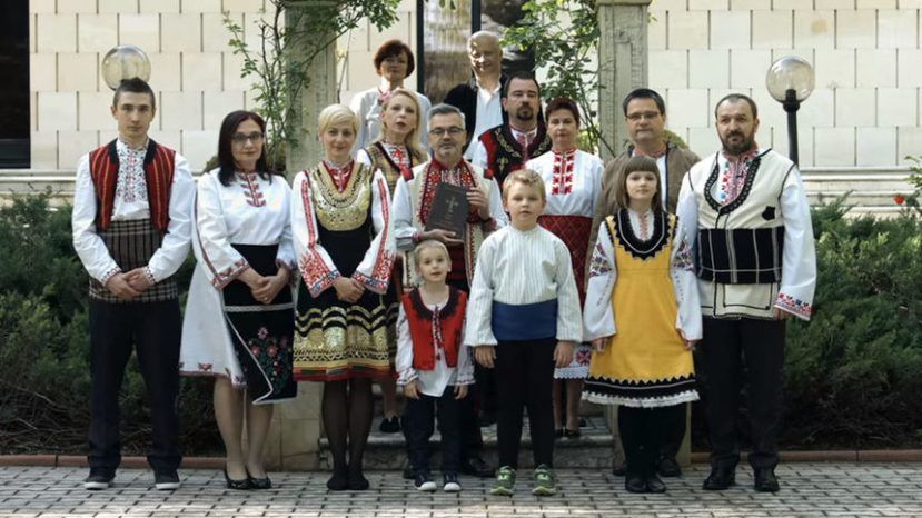 Польские дипломаты поздравили Болгарию с 24 мая в народных костюмах на болгарском языке