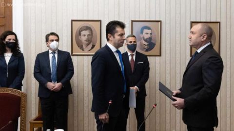 Болгарский парламент в понедельник рассмотрит вопрос о новом правительстве страны