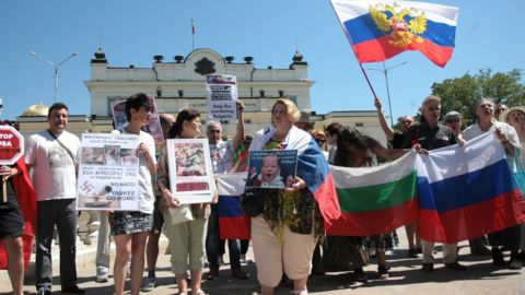 Двадцать человек собрались в центре Софии на митинг против членства Болгарии в НАТО